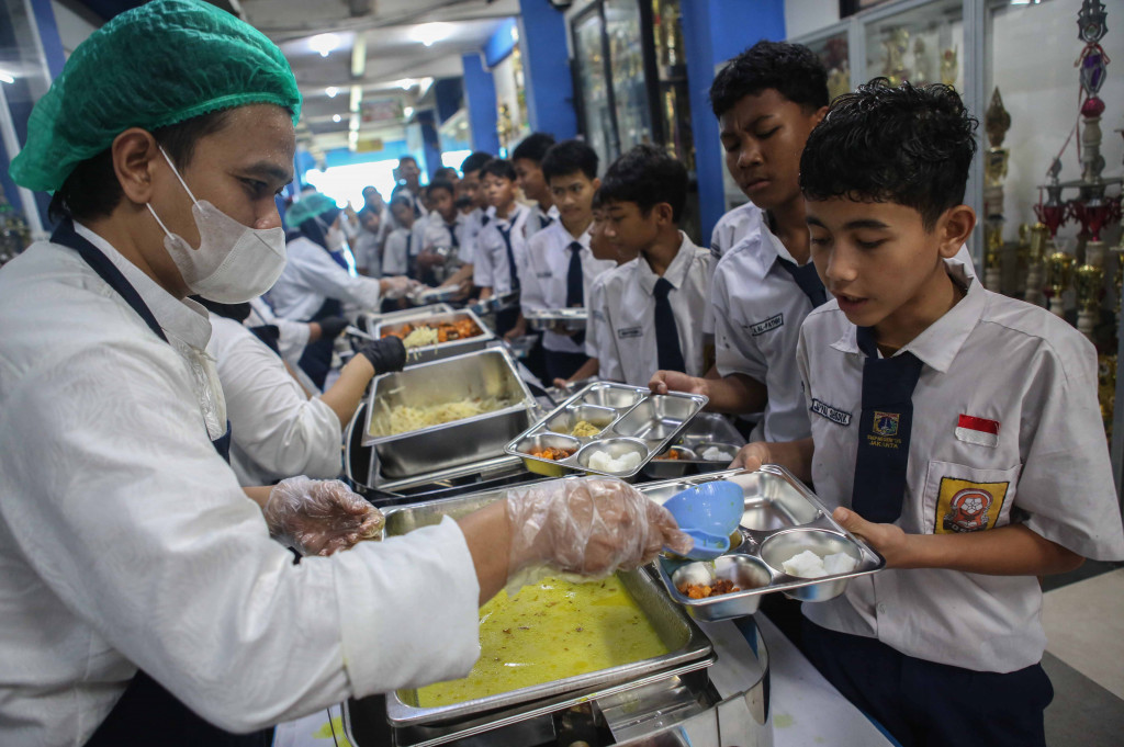 Siswa antre mendapatkan Makan Bergizi Gratis (MBG) untuk makan siang dengan konsep prasmanan yang ditawarkan Satuan Pelayanan Pemenuhan Gizi(SPPG) di SMP Negeri 126 Kramat Jati, Jakarta Timur, Selasa, 31 Maret 2026. 