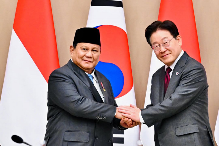 Kedua kepala negara kemudian bersama-sama menuju lokasi upacara penyambutan. Rangkaian acara dimulai dengan penghormatan di mimbar kehormatan, dilanjutkan dengan pemutaran lagu kebangsaan kedua negara. Prosesi dilanjutkan dengan inspeksi pasukan serta perkenalan delegasi resmi dari kedua negara.