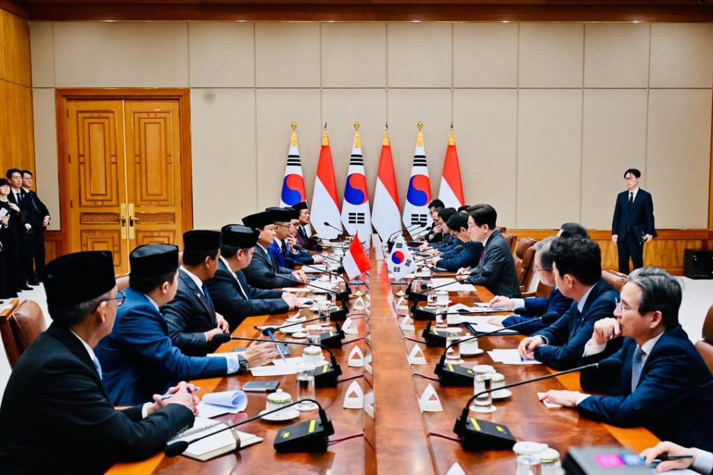 Pertemuan kemudian berlanjut dalam format tête-à-tête yang berlangsung hangat dan konstruktif, sebelum dilanjutkan dengan pertemuan bilateral yang melibatkan delegasi masing-masing negara.