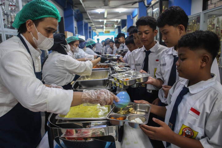 Siswa antre mendapatkan Makan Bergizi Gratis (MBG) untuk makan siang dengan konsep prasmanan yang ditawarkan Satuan Pelayanan Pemenuhan Gizi (SPPG) di SMP Negeri 126 Kramat Jati, Jakarta Timur, Selasa, 31 Maret 2026.