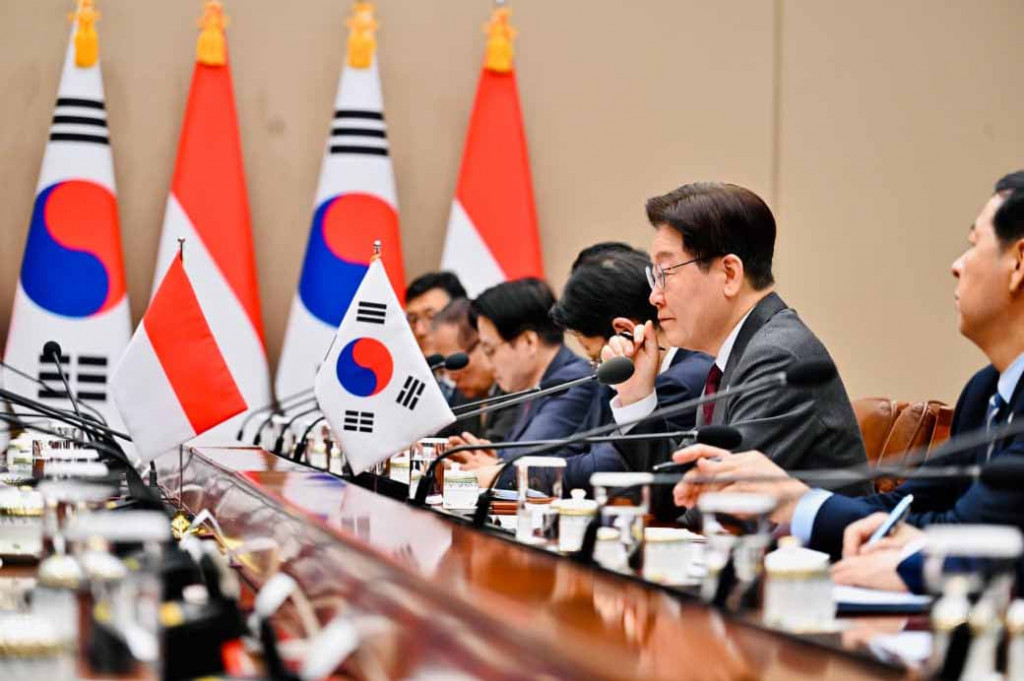 Republik Korea Lee Jae Myung mendorong peningkatan hubungan bilateral Korea Selatan dan Indonesia menjadi kemitraan strategis komprehensif khusus. Hal tersebut disampaikan dalam pengantarnya saat melakukan pertemuan bilateral dengan Presiden Prabowo yang berlangsung di Istana Kepresidenan Republik Korea, Cheong Wa Dae (Blue House), pada Rabu, 1 April 2026.