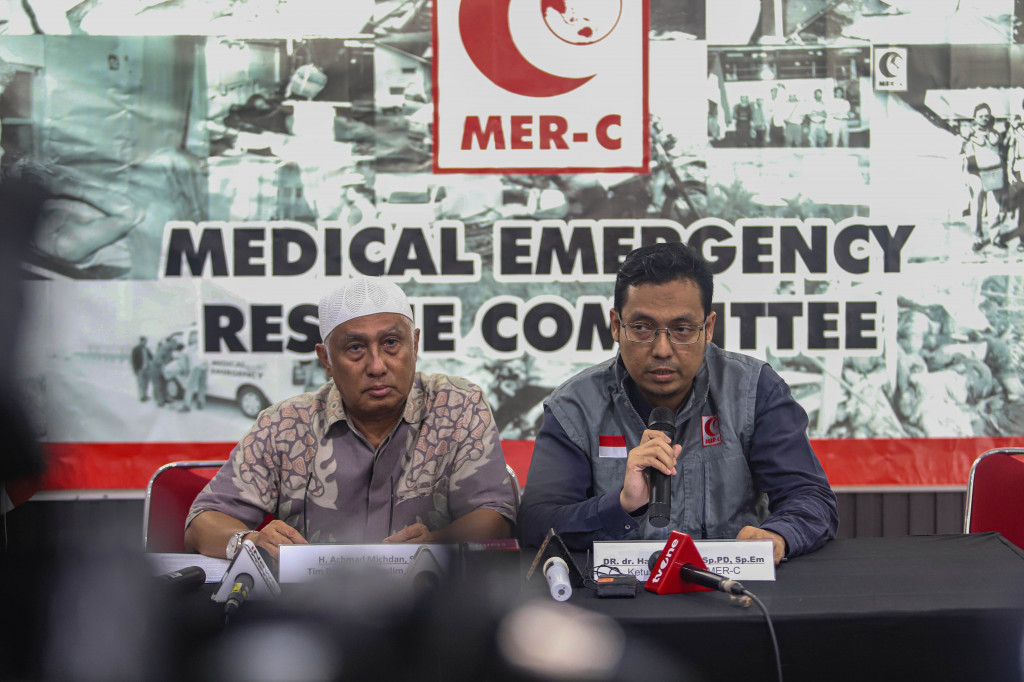 Ketua Presidium Medical Emergency Rescue Committee (MER-C) Indonesia, Hadiki Habib, bersama pengacara Achmad Michdan memberikan keterangan kepada wartawan dalam konferensi pers di Jakarta, Rabu, 1 April 2026.