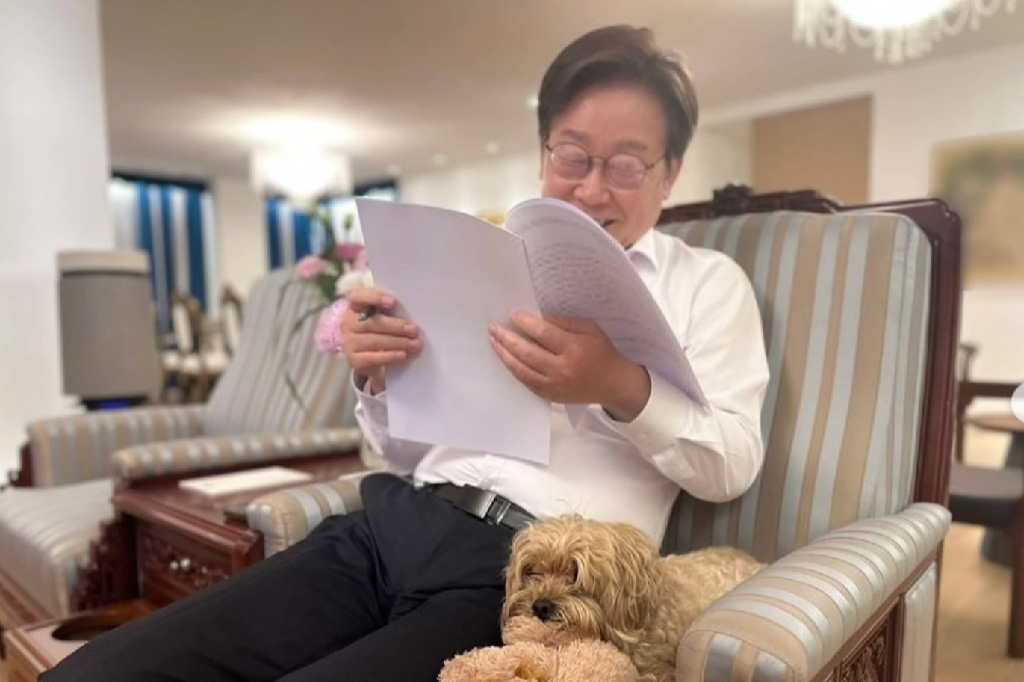 Namun, momen paling mencuri perhatian terjadi saat Presiden Prabowo memberikan kejutan tak terduga. 