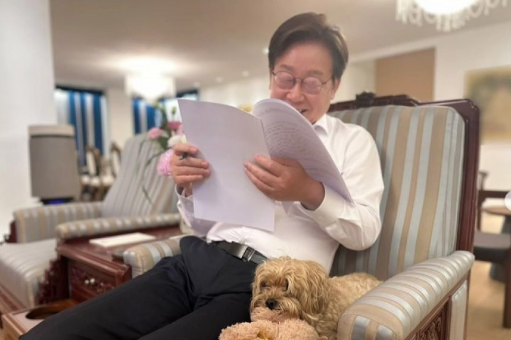 Namun, momen paling mencuri perhatian terjadi saat Presiden Prabowo memberikan kejutan tak terduga. 