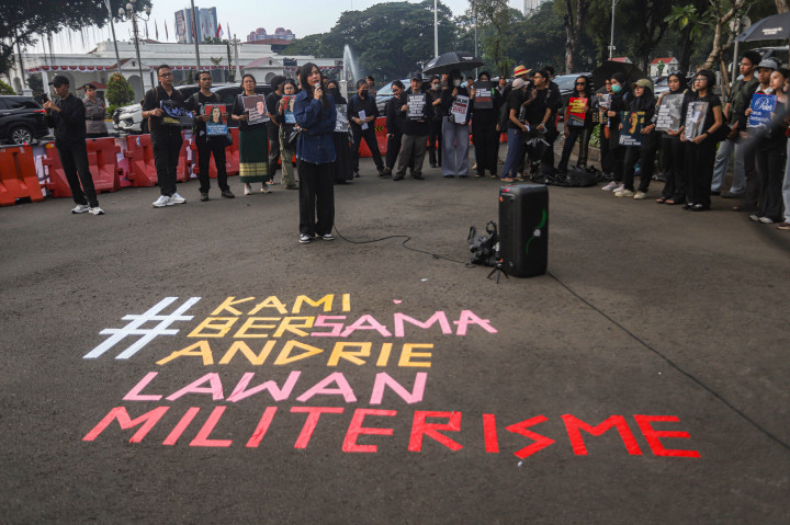 Sejumlah pegiat hak asasi manusia (HAM) dan aktivis demokrasi yang tergabung dalam Jaringan Solidaritas Korban untuk Keadilan menggelar Aksi Kamisan ke-902 di seberang Istana Merdeka, Jakarta, Kamis, 2 April 2026. 