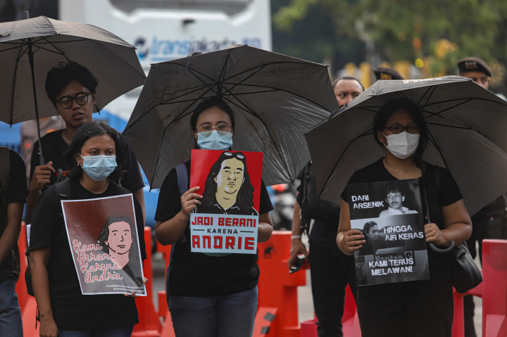 Dalam aksi tersebut, mereka membentangkan poster sebagai bentuk perlawanan terhadap penindasan serta menyuarakan tuntutan penegakan keadilan. 