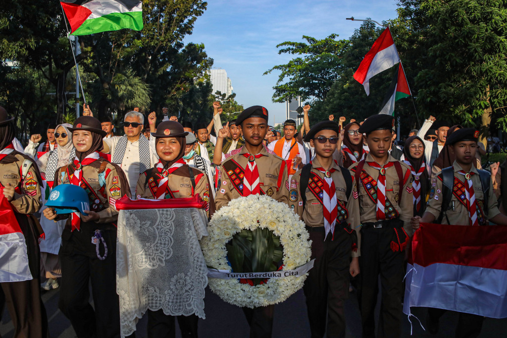  Peserta mengikuti aksi 'Berjuta Doa untuk Syuhada' di seberang Kedutaan Besar Amerika Serikat, Jakarta, Minggu, 5 April 2026. Suasana khidmat menyelimuti jalannya aksi yang diikuti ribuan massa.
