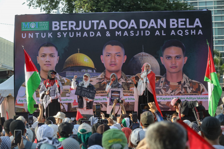 Aksi tersebut diikuti berbagai elemen masyarakat sebagai bentuk belasungkawa atas gugurnya tiga personel TNI saat menjalankan tugas.
