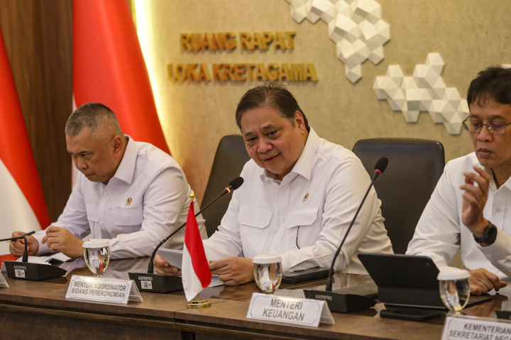 Dalam keterangan tersebut, pemerintah tengah mempersiapkan sejumlah langkah untuk menjaga kenaikan harga tiket pesawat tetap berada pada kisaran 9-13 persen di tengah meningkatnya harga avtur. 