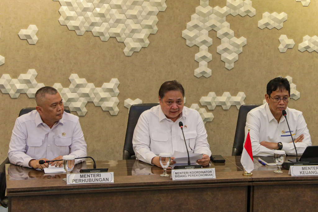 Menteri Koordinator Bidang Perekonomian Airlangga Hartarto, Menteri Keuangan Purbaya Yudhi Sadewa, dan Menteri Perhubungan Dudy Purwagandhi menyampaikan keterangan pers terkait kebijakan transportasi dan bahan bakar minyak (BBM) di Jakarta, Senin, 6 April 2026. 