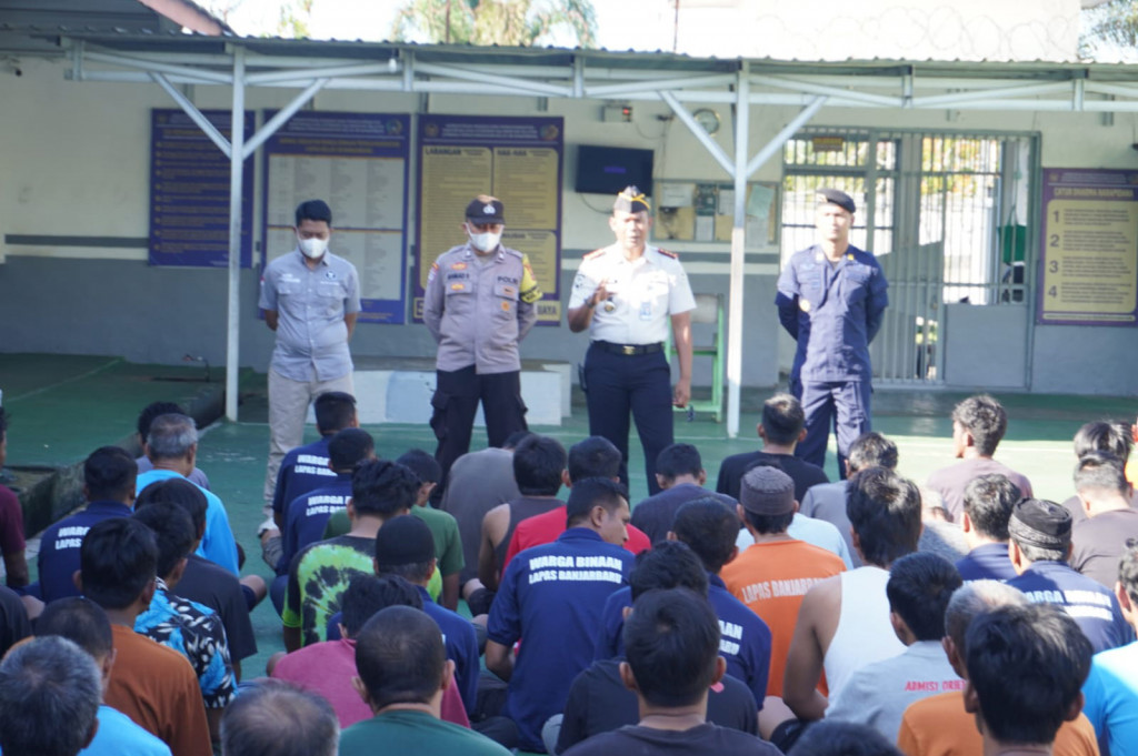 Lembaga Pemasyarakatan (Lapas) Kelas IIB Banjarbaru menggelar kegiatan penggeledahan blok hunian serta tes urine bagi petugas dan warga binaan, Senin, 6 April 2026. Kegiatan ini melibatkan Aparat Penegak Hukum (APH) dari unsur TNI, Polri, dan BNN dalam rangka memperingati Hari Bhakti Pemasyarakatan ke-62.