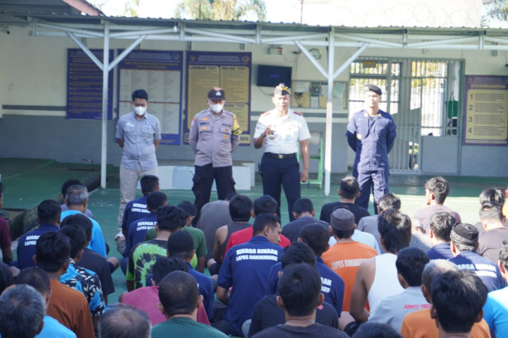 Lembaga Pemasyarakatan (Lapas) Kelas IIB Banjarbaru menggelar kegiatan penggeledahan blok hunian serta tes urine bagi petugas dan warga binaan, Senin, 6 April 2026. Kegiatan ini melibatkan Aparat Penegak Hukum (APH) dari unsur TNI, Polri, dan BNN dalam rangka memperingati Hari Bhakti Pemasyarakatan ke-62.