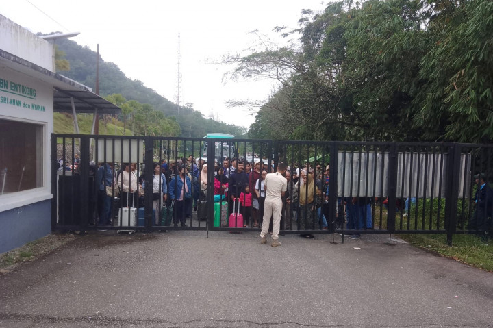 Pos Lintas Batas Negara (PLBN) Entikong mencatat peningkatan aktivitas lintas batas selama libur Paskah 2026.