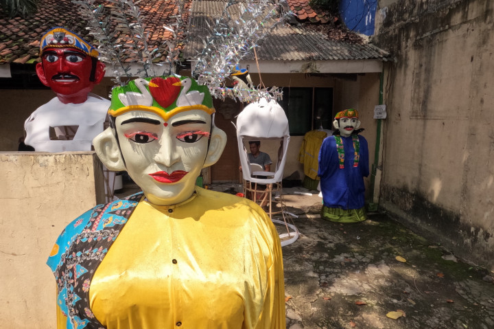 Ondel-ondel menjadi salah satu ikon budaya Betawi yang masih dilestarikan hingga kini, baik sebagai hiasan maupun kebutuhan pertunjukan.