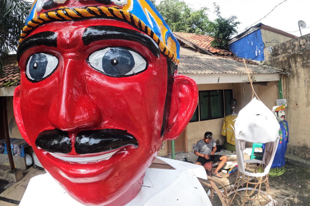 Kerajinan ini dijual dengan harga bervariasi, mulai dari Rp400 ribu untuk ukuran kecil hingga Rp4 juta per pasang untuk ukuran besar. 