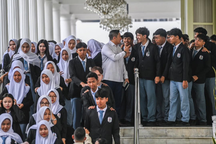 Siswa SMKN 19 Jakarta antusias saat mengunjungi Istana Kepresidenan, Jakarta, Selasa, 7 April 2026 yang menjadi pengalaman perdana mereka menginjakkan kaki di kawasan tersebut.