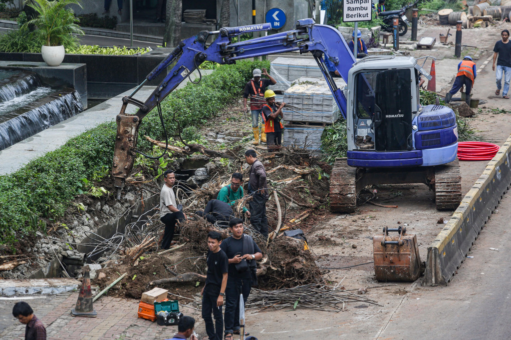 Pembenahan yang mencakup pelebaran trotoar, pembuatan jalur sepeda, perbaikan saluran air (drainase), penataan lampu penerangan (PJU), dan penyediaan fasilitas penyeberangan ini bertujuan untuk mengubah wajah koridor bisnis tersebut menjadi lebih humanis, inklusif, dan tertata dengan konsep Complete Street.