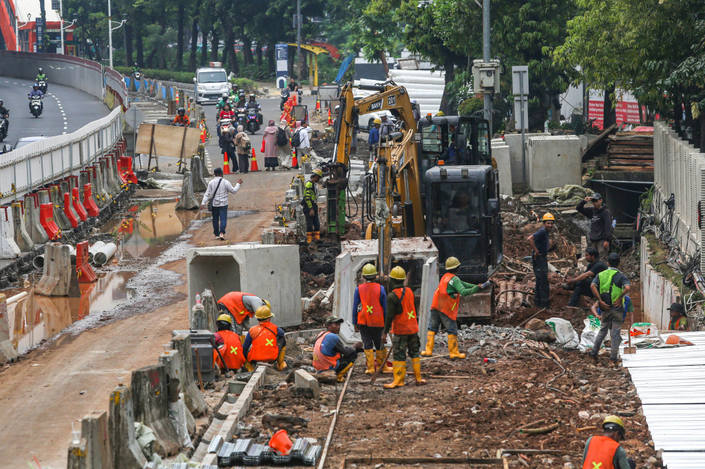 Para pekerja menggarap proyek revitalisasi jalur pedestrian atau trotoar di Jalan Rasuna Said, Jakarta, Selasa, 7 April 2026. 
