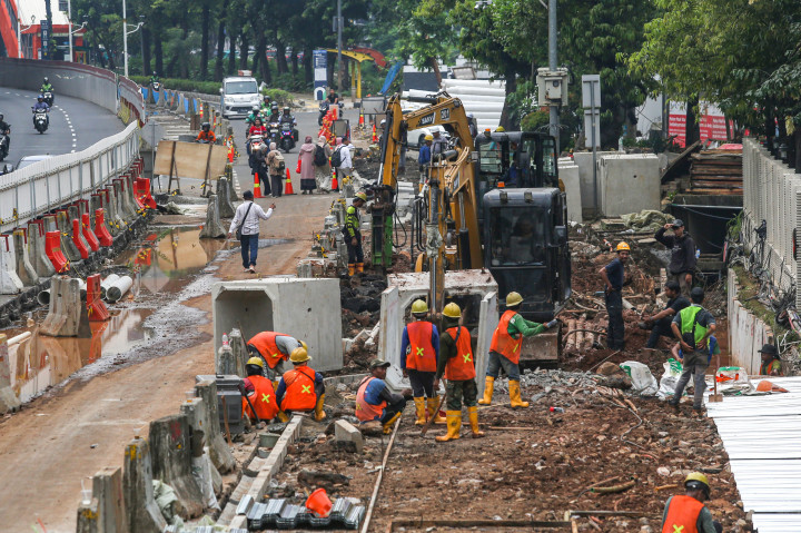 Para pekerja menggarap proyek revitalisasi jalur pedestrian atau trotoar di Jalan Rasuna Said, Jakarta, Selasa, 7 April 2026. 
