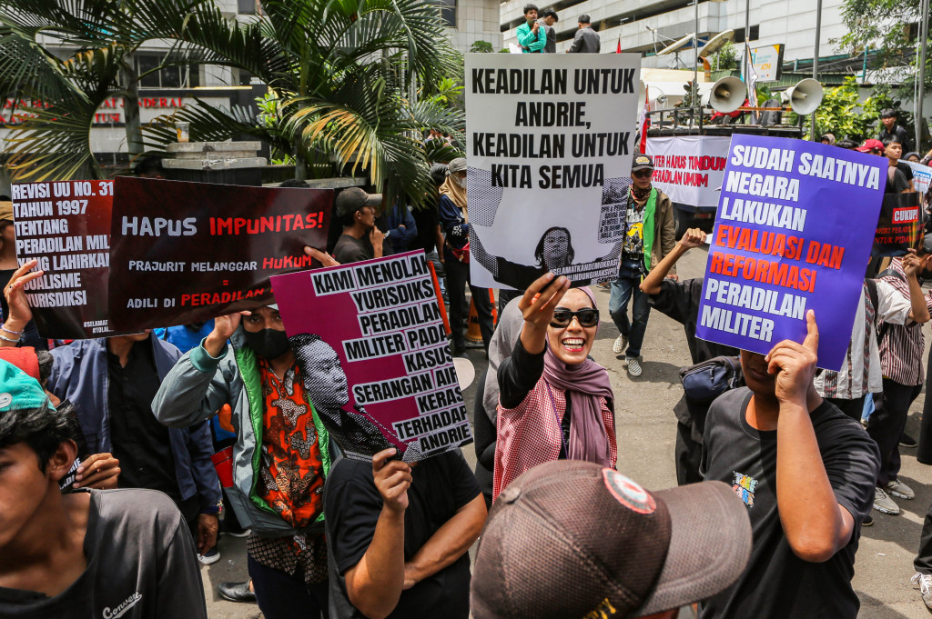 Para pegiat hak asasi manusia (HAM), aktivis demokrasi, mahasiswa, dan koalisi masyarakat sipil menggelar aksi unjuk rasa di depan Gedung Mahkamah Konstitusi, Jalan Abdul Muis, Jakarta, Rabu, 8 April 2026. 
