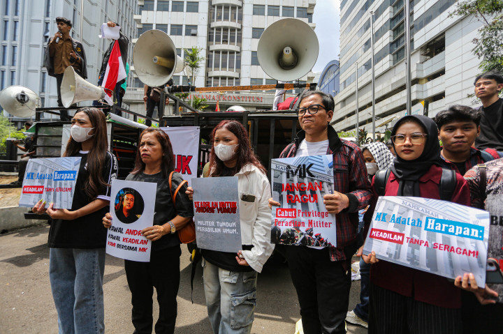 Dalam aksi tersebut, mereka menuntut agar kasus penyiraman air keras terhadap Wakil Koordinator Kontras, Andrie Yunus, diadili melalui peradilan sipil (umum). 