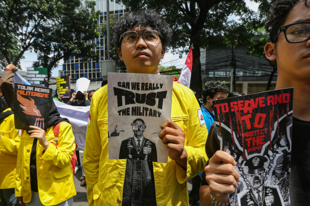 Aksi tersebut bertepatan dengan sidang uji materiil Undang-Undang Nomor 3 Tahun 2025 tentang Perubahan atas Undang-Undang Nomor 34 Tahun 2004 tentang TNI yang tengah digelar di Mahkamah Konstitusi.