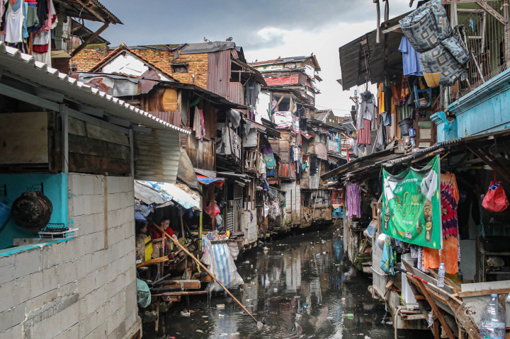 Warga beraktivitas di kawasan permukiman padat penduduk di Kebon Melati, Tanah Abang, Jakarta, Rabu, 8 April 2026. 