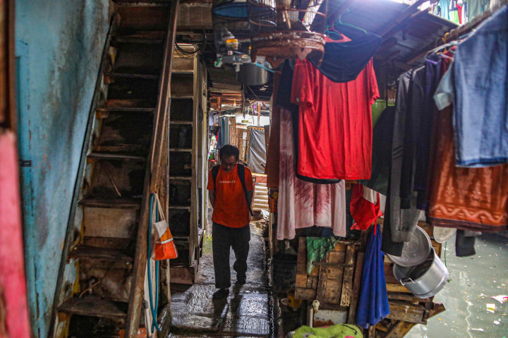 Angka tersebut jauh melampaui rata-rata kepadatan penduduk nasional yang sebesar 152 jiwa per kilometer persegi. 