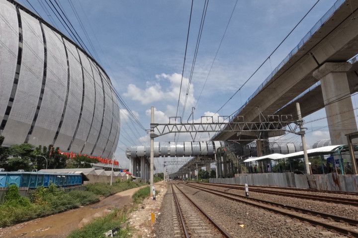 Jembatan sepanjang 466 meter ini dirancang terintegrasi dengan halte transportasi publik guna meningkatkan konektivitas dan akses pejalan kaki menuju kawasan stadion.