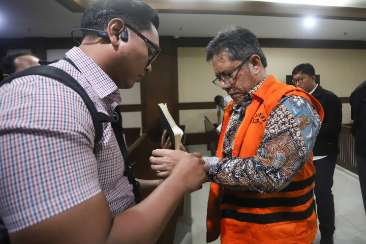 Majelis hakim memvonis Direktur Utama PT Inhutani V periode 2021-2025 tersebut dengan pidana empat tahun penjara, denda sebesar Rp200 juta subsider pidana kurungan 90 hari. 
