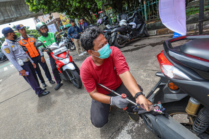Petugas Suku Dinas Lingkungan Hidup Jakarta Selatan menggelar uji emisi kendaraan di kawasan Terminal Blok M, Jakarta, Kamis, 9 April 2026.