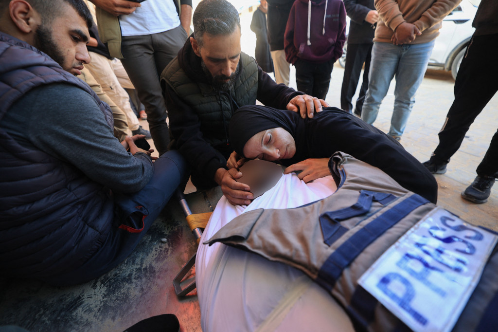 Media Al Jazeera mengecam keras insiden tersebut. “Ini merupakan pelanggaran nyata terhadap hukum internasional dan mencerminkan kebijakan sistematis untuk menargetkan jurnalis,” demikian pernyataan resminya, dikutip dari media Al Jazeera, Rabu, 8 April 2026.