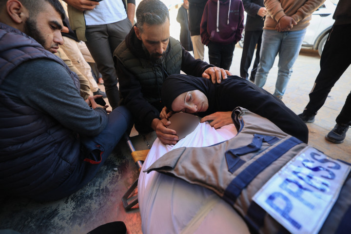 Media Al Jazeera mengecam keras insiden tersebut. “Ini merupakan pelanggaran nyata terhadap hukum internasional dan mencerminkan kebijakan sistematis untuk menargetkan jurnalis,” demikian pernyataan resminya, dikutip dari media Al Jazeera, Rabu, 8 April 2026.