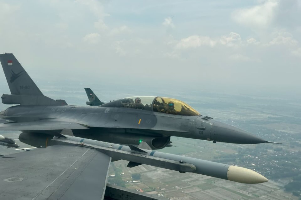 Dalam penerbangan tersebut, pesawat kepresidenan mendapat pengawalan empat pesawat tempur F-16 Fighting Falcon dan dua pesawat KAI T-50 Golden Eagle.