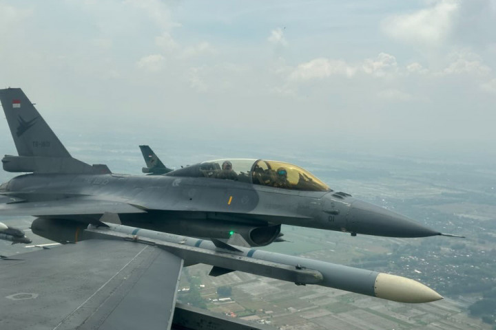 Dalam penerbangan tersebut, pesawat kepresidenan mendapat pengawalan empat pesawat tempur F-16 Fighting Falcon dan dua pesawat KAI T-50 Golden Eagle.
