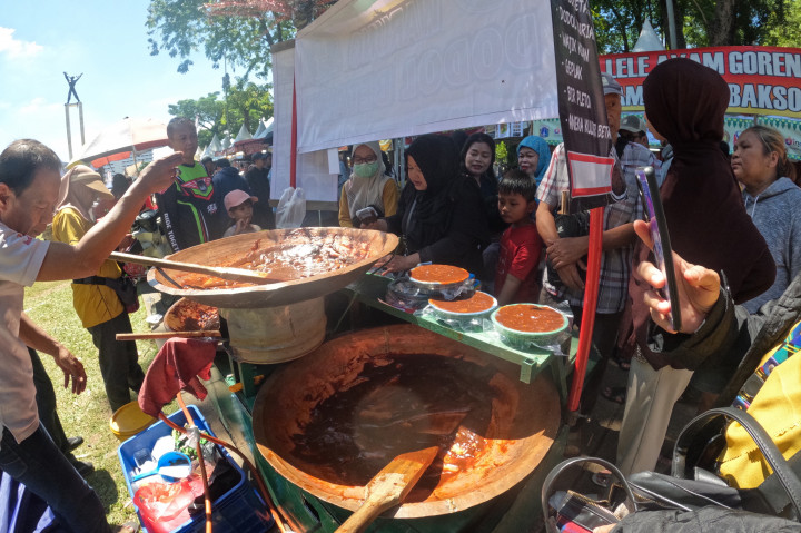 Warga antre membeli dodol saat merayakan hari terakhir perhelatan Lebaran Betawi 2026 di kawasan Lapangan Banteng, Jakarta Pusat, Minggu, 12 April 2026. 