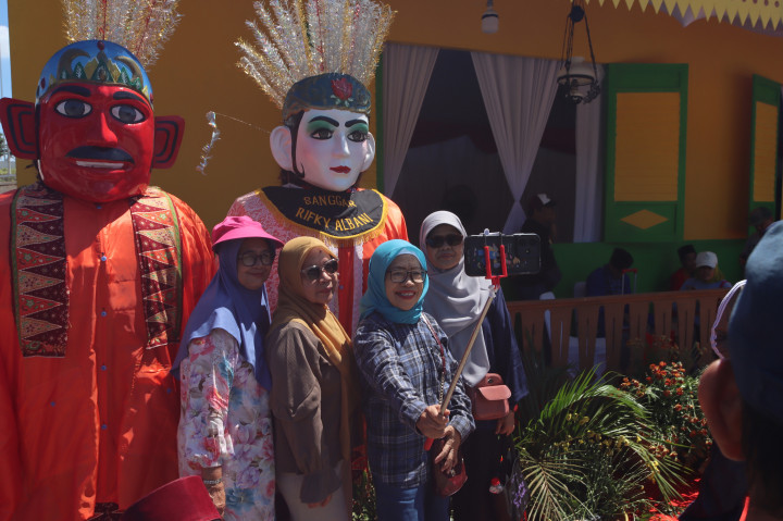 Selain pertunjukan budaya, deretan stan kuliner yang menjajakan kerak telor, dodol betawi, hingga bir pletok menjadi magnet utama yang memicu antrean panjang. 