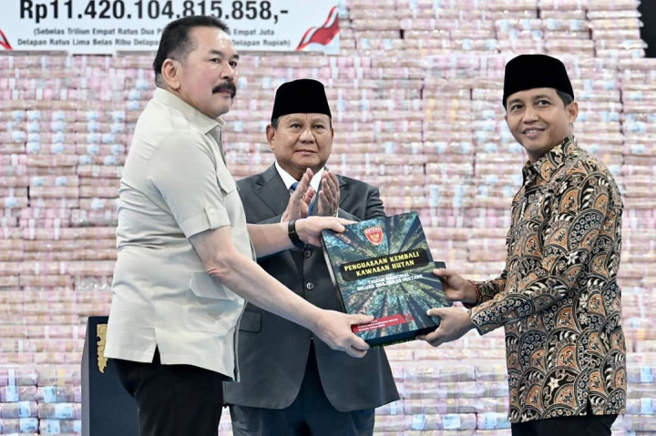 Dalam kesempatan tersebut, pemerintah menyerahkan denda administratif dan hasil penyelamatan keuangan negara dengan total nilai mencapai Rp11.420.104.815.858. 
