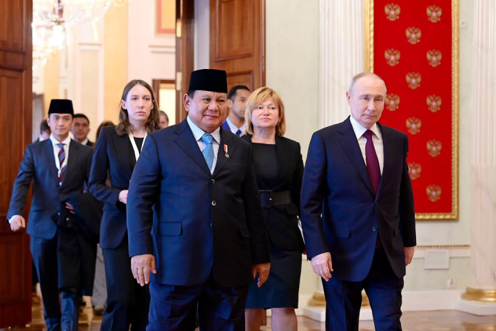 Pada pertemuan tersebut, kedua Kepala Negara membahas berbagai isu strategis serta peluang peningkatan kerja sama bilateral di berbagai bidang. Usai pertemuan, agenda dilanjutkan dengan pertemuan terbatas dengan format tête-à-tête yang dikemas dalam jamuan santap siang di Blue Hall, Istana Kremlin. 