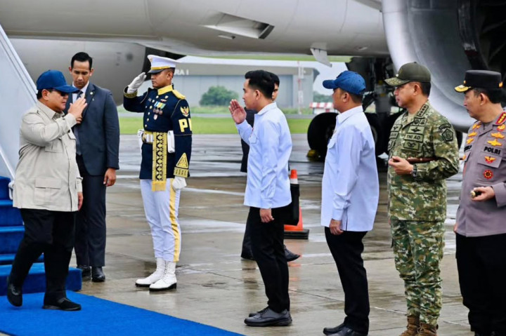 Setibanya di Jakarta, Presiden Prabowo disambut oleh Wakil Presiden Gibran Rakabuming, Menteri Sekretaris Negara Prasetyo Hadi, Panglima TNI Jenderal Agus Subiyanto, Kapolri Jenderal Listyo Sigit Prabowo, dan Kepala Badan Intelijen Negara Mohammad Herindra.