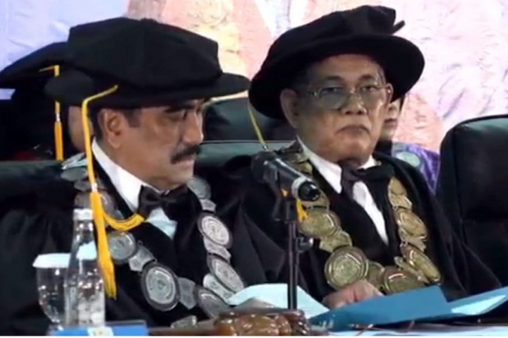 Sidang pengukuhan dipimpin Ketua Umum Perhimpunan Advokat Indonesia Profesional (PERADI Profesional) yang juga Ketua Senat Universitas Jayabaya, Prof. Dr. Harris Arthur Hedar, S.H., M.H.