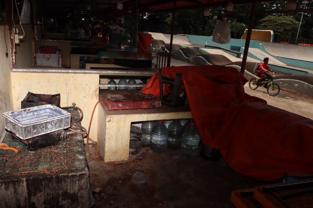 Di sejumlah sudut, rumput liar pun tumbuh subur, menambah kesan terbengkalai pada ruang terbuka publik tersebut.