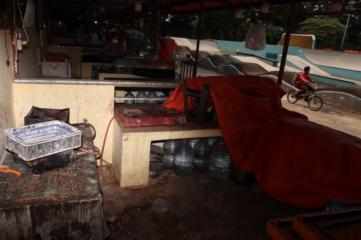 Di sejumlah sudut, rumput liar pun tumbuh subur, menambah kesan terbengkalai pada ruang terbuka publik tersebut.