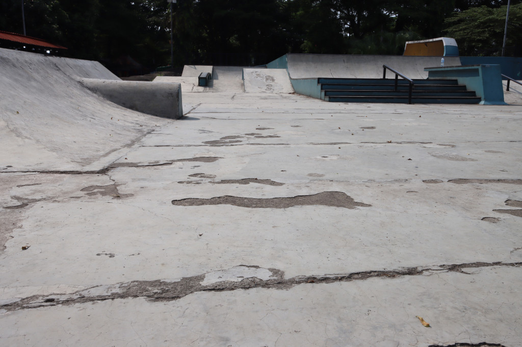 Sejumlah fasilitas mengalami kerusakan, mulai dari plesteran area skateboard yang terkelupas,
