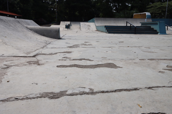 Sejumlah fasilitas mengalami kerusakan, mulai dari plesteran area skateboard yang terkelupas,