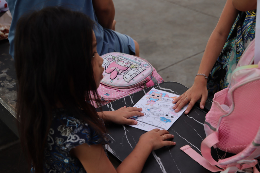 Kegiatan yang dipandu relawan Mega Langi bersama suaminya, Joshua Pratama, tersebut menjadi ruang alternatif pendidikan nonformal bagi anak-anak di kawasan itu. 