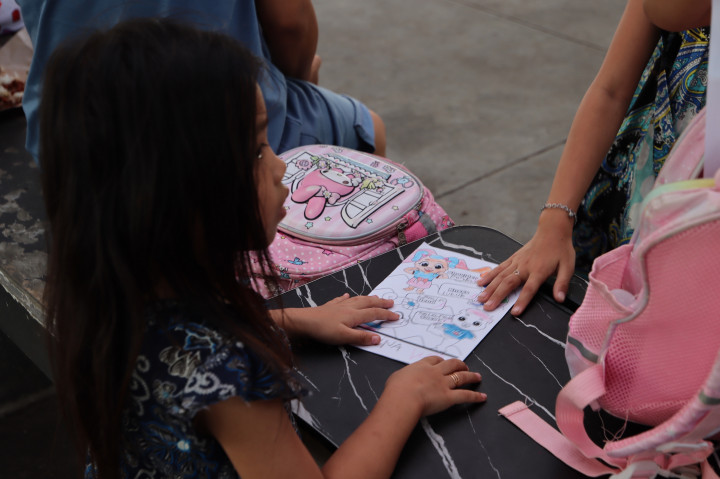 Kegiatan yang dipandu relawan Mega Langi bersama suaminya, Joshua Pratama, tersebut menjadi ruang alternatif pendidikan nonformal bagi anak-anak di kawasan itu. 