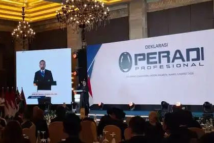 Guru Besar Universitas Negeri Makassar itu menyampaikan kekhawatiran atas pergeseran fundamental dalam cara manusia mengonsumsi informasi. Jika sebelumnya kurasi informasi dilakukan oleh redaktur, editor, atau mekanisme profesional lainnya, kini proses tersebut sepenuhnya diserahkan kepada algoritma.