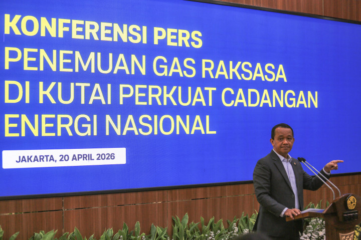 Menteri Energi dan Sumber Daya Mineral (ESDM), Bahlil Lahadalia, menyampaikan keterangan pers terkait penemuan cadangan gas besar melalui sumur eksplorasi Geliga-1 di Blok Ganal, Cekungan Kutai, Kalimantan Timur, di Kantor Kementerian ESDM, Jakarta, Senin, 20 April 2026. 