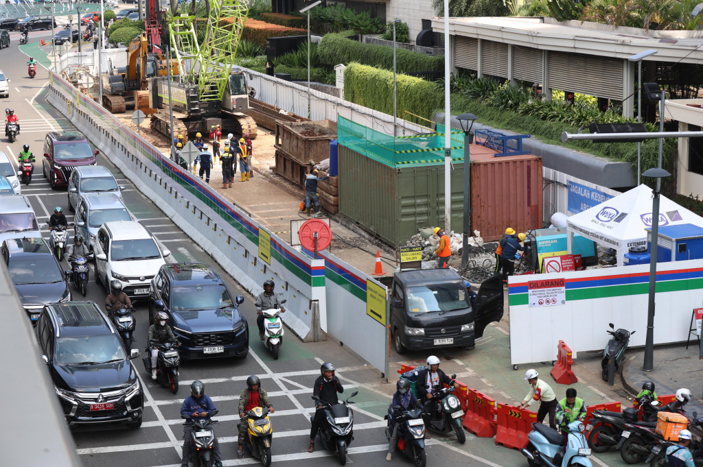 Aktivitas pekerja menggarap proyek revitalisasi trotoar di Jalan MH Thamrin, Jakarta, Senin, 20 April 2026. 
